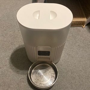 Automatic cat food dispenser